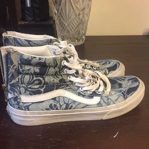 Sz 6.5 Women’s print Vans.